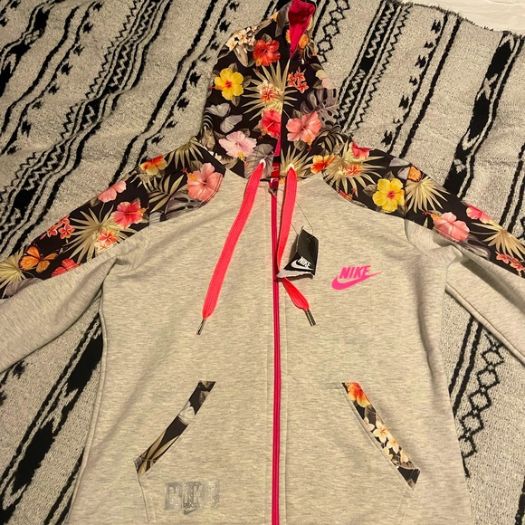 🌺Nike set matching floral hoodie and sweatpants🌺